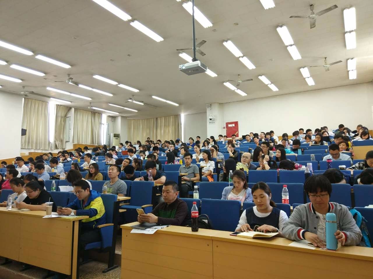 對(duì)外經(jīng)濟(jì)貿(mào)易大學(xué)學(xué)員上課風(fēng)采