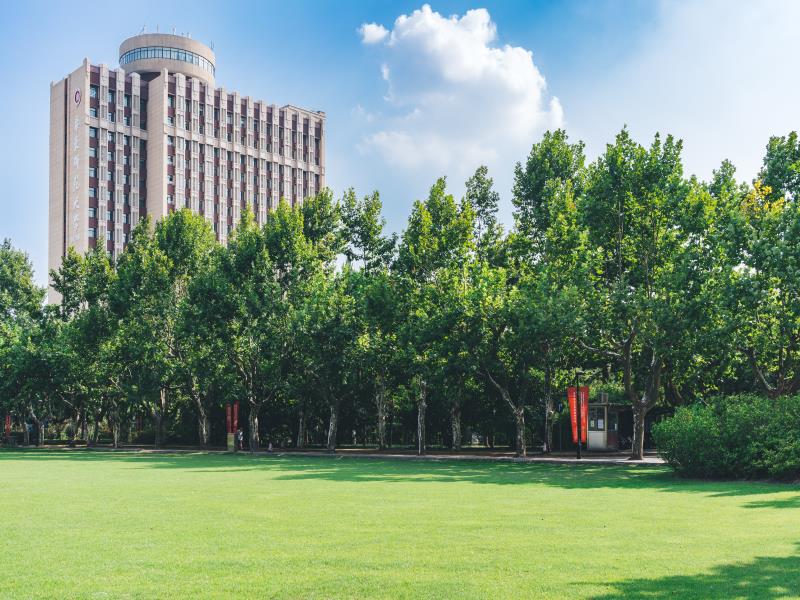 攝圖網(wǎng)_500538904_大學校園環(huán)境（企業(yè)商用）.jpg