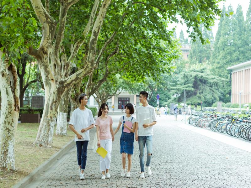 攝圖網_500587721_大學校園男女同學結伴而行（企業商用）.jpg