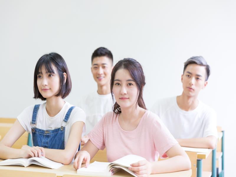 攝圖網_500557399_在教室里的高中生（企業商用）.jpg