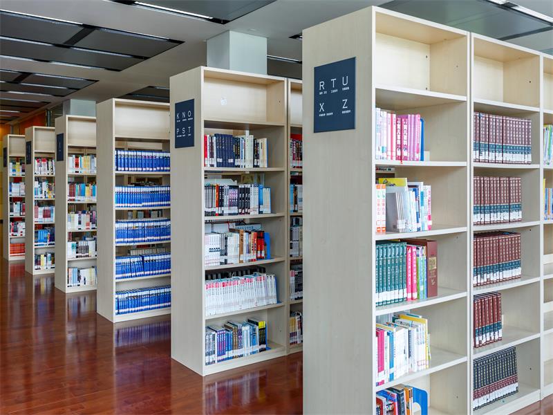 攝圖網(wǎng)_500583444_寬敞明亮的圖書(shū)館閱覽室（企業(yè)商用）.jpg