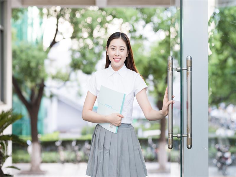 攝圖網(wǎng)_500702848_推門走進(jìn)圖書(shū)館的女生（企業(yè)商用）.jpg
