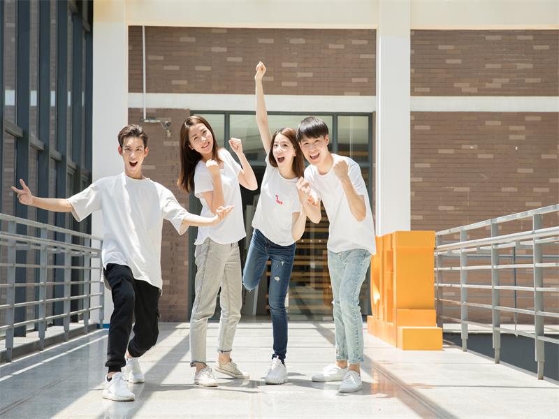 攝圖網(wǎng)_500931834_錄取大學(xué)的學(xué)生（企業(yè)商用）.jpg