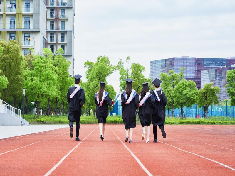 攝圖網_501282633_畢業大學生奔跑（企業商用）.jpg