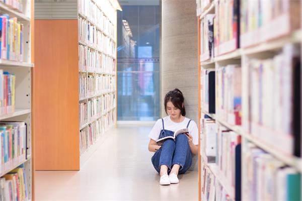 攝圖網(wǎng)_500541174_圖書館里認真看書的同學（企業(yè)商用）.jpg