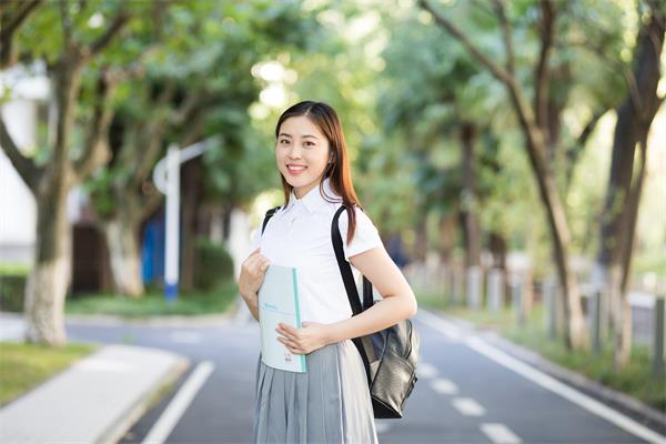 攝圖網_500702808_大學校園林蔭道上的同學（企業商用）.jpg