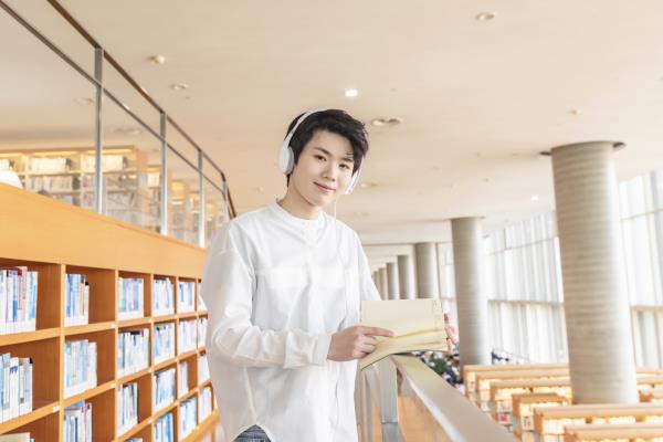 攝圖網(wǎng)_501212892_在圖書館看書的學(xué)生（企業(yè)商用）.jpg