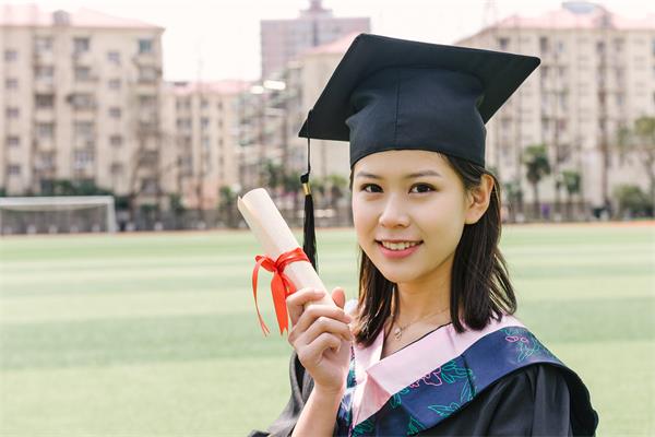 攝圖網_501222053_畢業季穿學士服的女孩（企業商用）.jpg