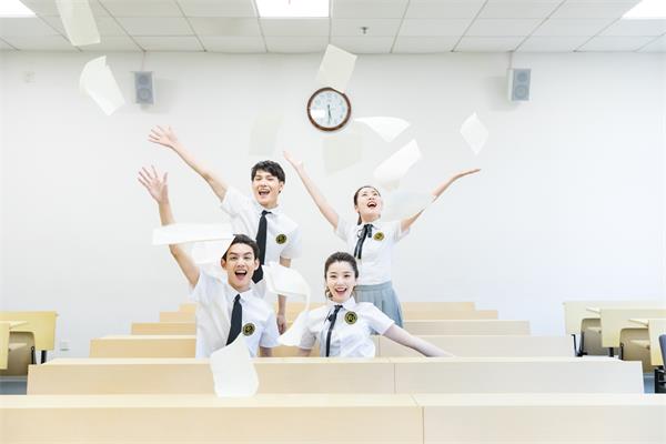 攝圖網_500930028_畢業季大學生教室歡呼開心（企業商用）.jpg