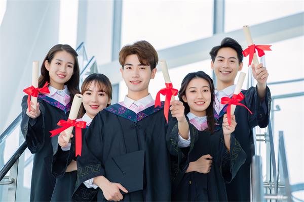 攝圖網(wǎng)_501282589_大學(xué)生畢業(yè)季（企業(yè)商用）.jpg